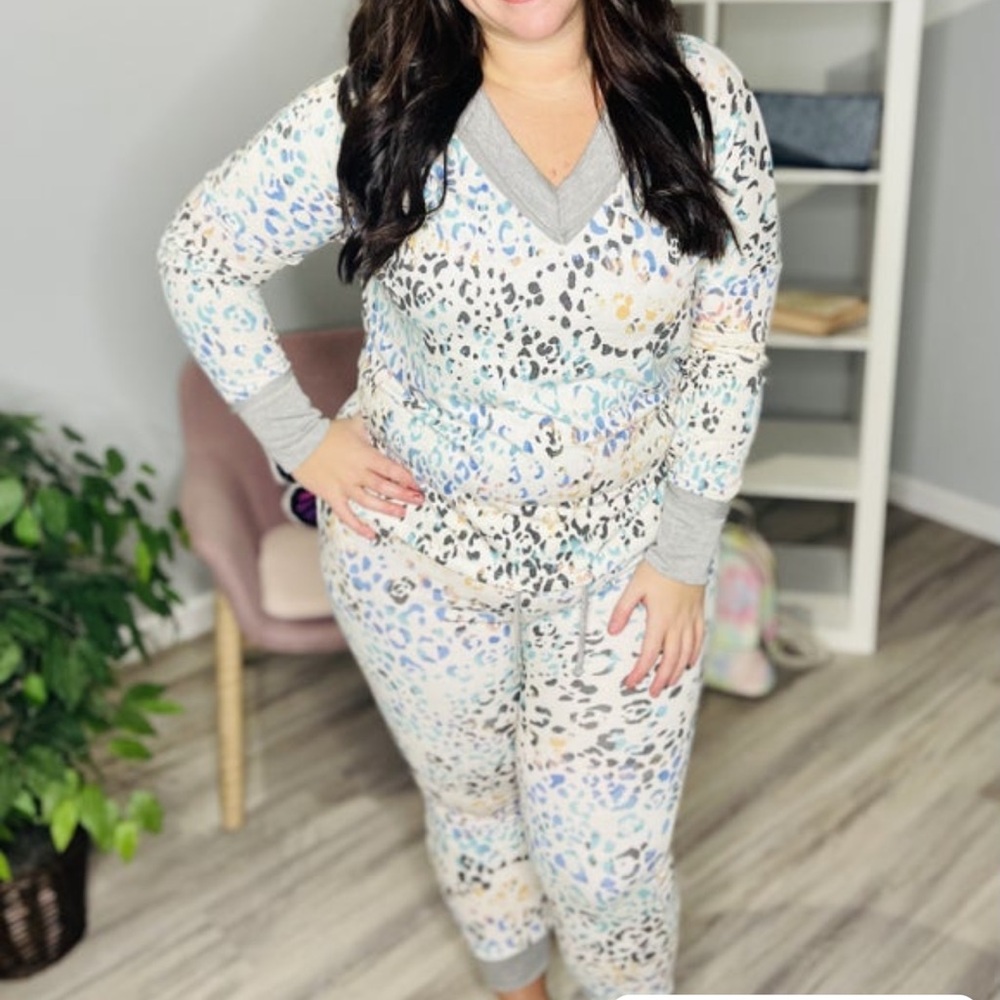 Women Multicolor Leopard Print Ivory Top with Matching Bottoms